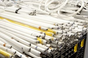 Handling fluorescent tubes safely